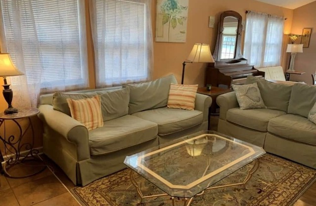 Admirals Cottage - Quiet Clean Cozy Pet Friendly w large fenced yard