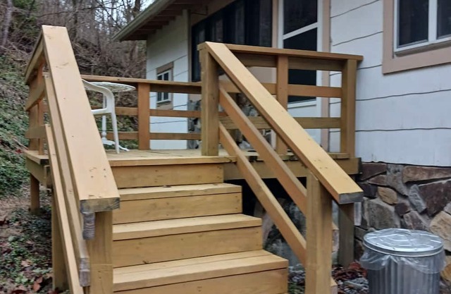 Pet friendly cozy cottage surrounded by nature. Minutes to Roanoke.