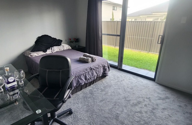 Modern Guest Suite A/C, spa, walk to shops, airport, cinema, restaurants, creek.