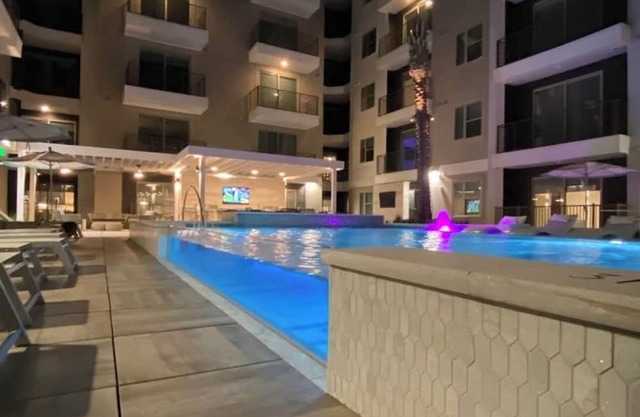 Luxury Pool View High-rise