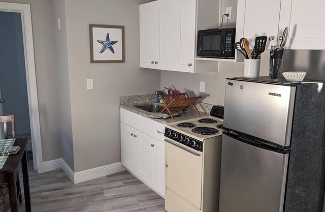 Cozy and Comfortable Studio Apt. Steps to Treasure Island Beach!