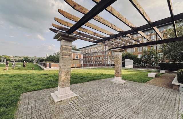 A Two Bedroom Flat in Greater London; Ideal for professionals/ family/students