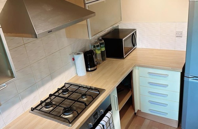 2 Bed Apartment - short and long term stay Balcony & Lakeview
