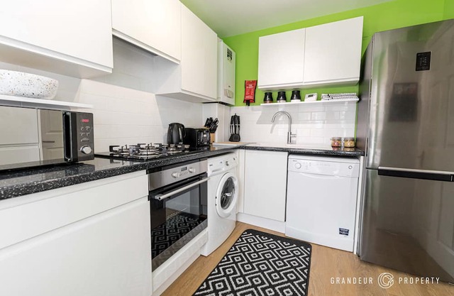 Spacious & modern 3 bed, 10 min to beach, parking
