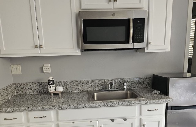 LOCATION!! Few minutes away River Park and shopping center