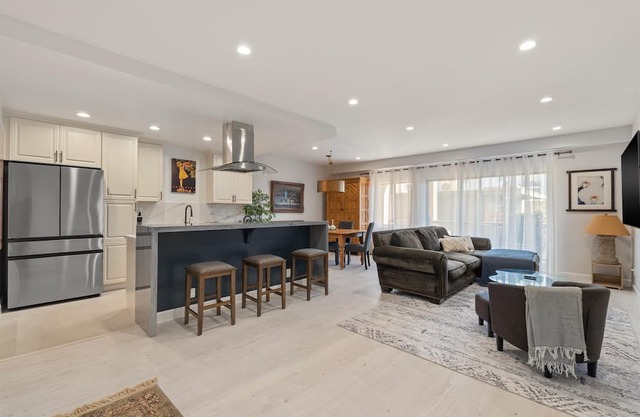 Cozy & Serene Brentwood Luxury Condo - 82 Walk Score -Pool/Spa