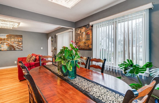 Charming Bergenfield Retreat: 16 Mi to Manhattan!