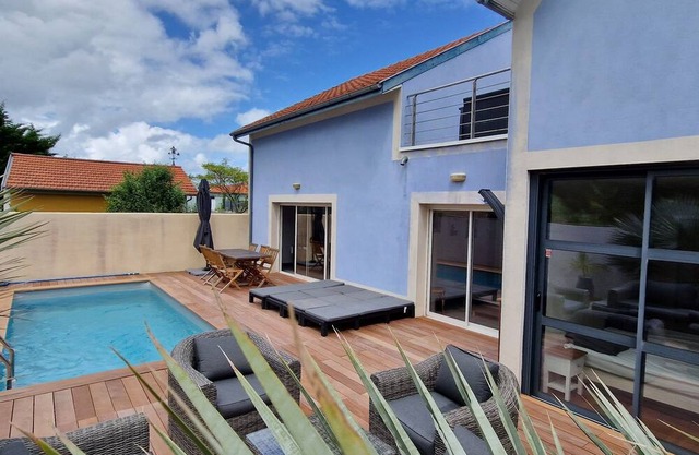 Spacious house with swimming pool close to the beach
