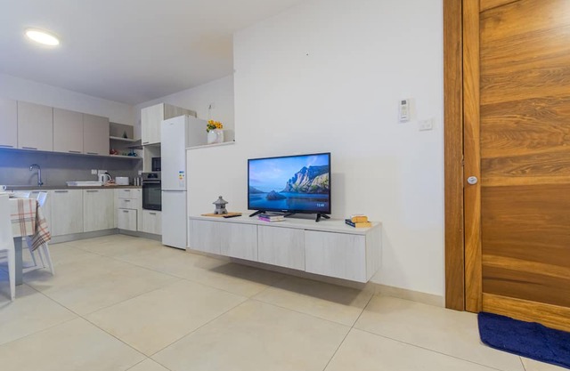 Brand New Modern Bright 3 Bedroom 2 Bathroom Apartment C12