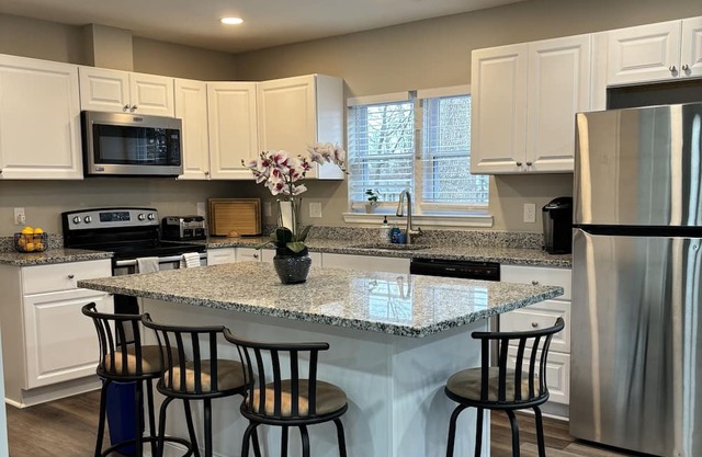 Good Luck Home- FULL HOME 28 Min from DC