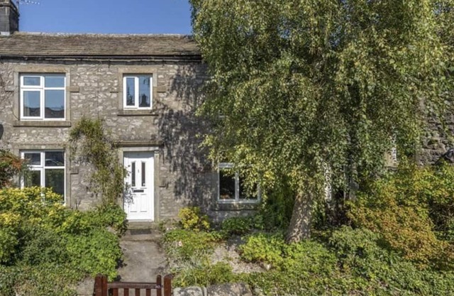 Comfortable cottage under Kilnsey Crag in Herriot Country!