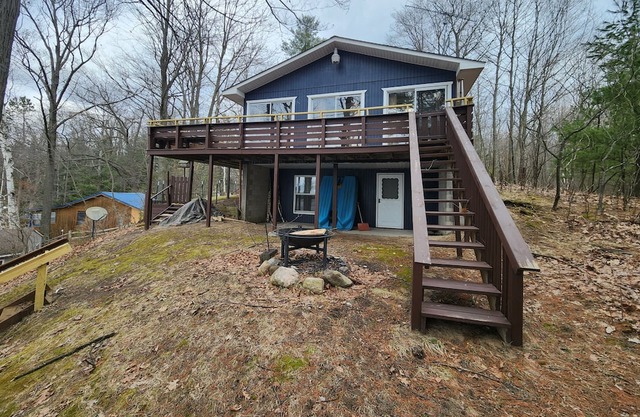 Blissful Bluff Lake Retreat: 4BR House with Sandy Beach & Walkout Basement