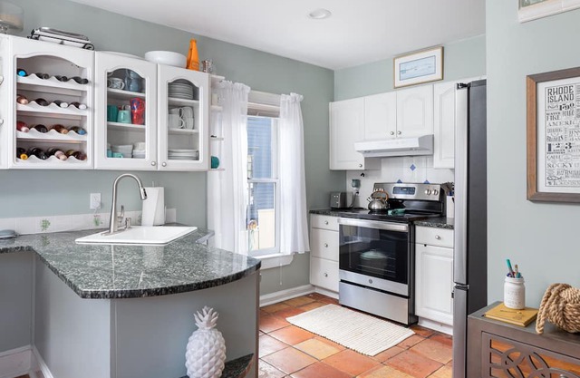 Cozy retreat, historic neighborhood, 2 blocks to ocean & 10 min walk downtown!
