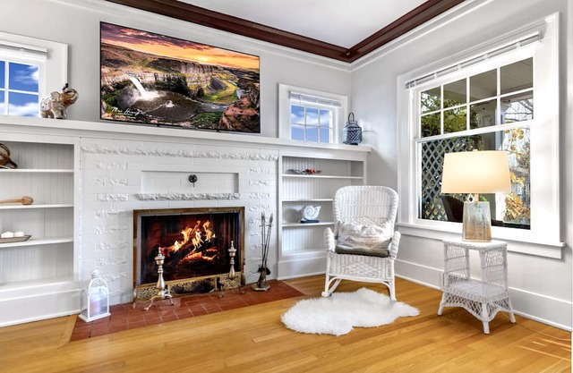 5 Beds Elegant Colonial House Walk to UW