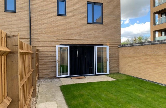 Brand New Entire 4 Bed House/Multiple Parking