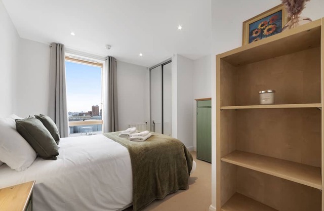 Charming Bow Retreat: Your Gateway to London's East End. Sleeps 4!