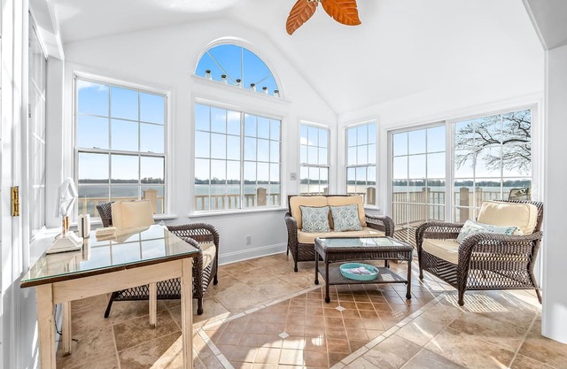 NEW- Pearl Beach Lakefront, Gorgeous View & Sandy Beach - Perfect for Gatherings