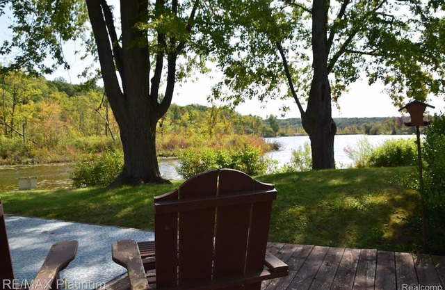 Quiet lakefront property, up north feel, on/off water activities, pet friendly