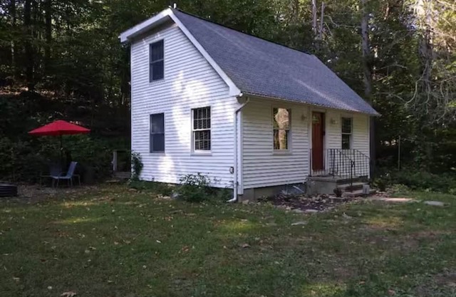 Charming Private and Serene cottage close to I-84 and shopping