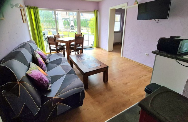 Apartment 'Bungalow Grün 2 Schlafzimmer' with Private Terrace, Shared Garden and Wi-Fi