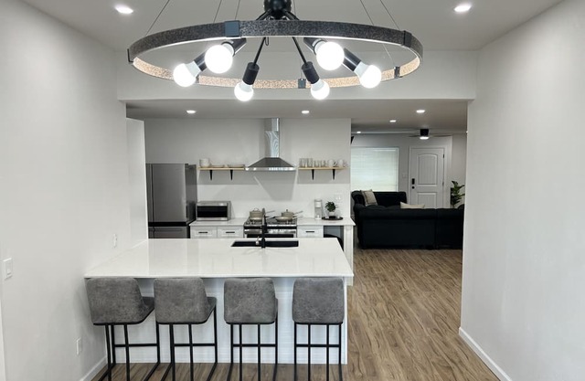 Family & Friends Welcomed to Newly Renovated Home. Nearby Garland-Dallas-Plano