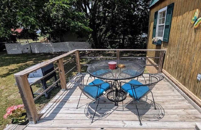 The Doll House - beautifully decorated cabin for up to four guests