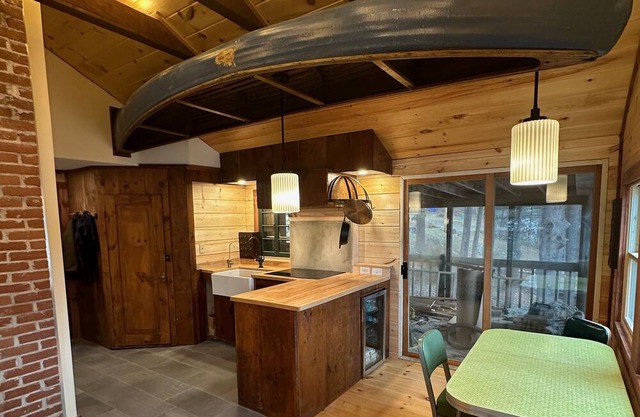 Waterfront 2-bedroom Lake House in Rindge