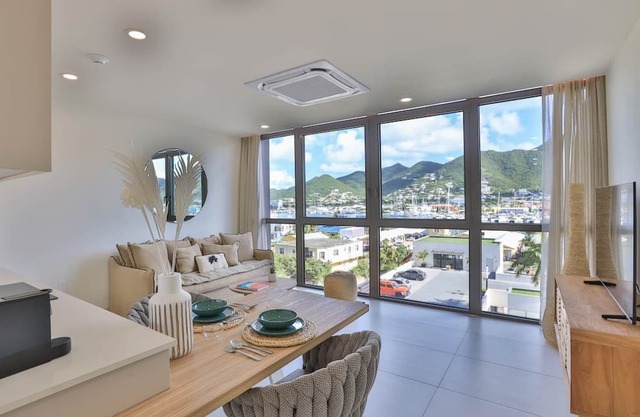 Rooftop Pool & Hot Tub - LUX CONDO: Experience the Island with Local Guidebook