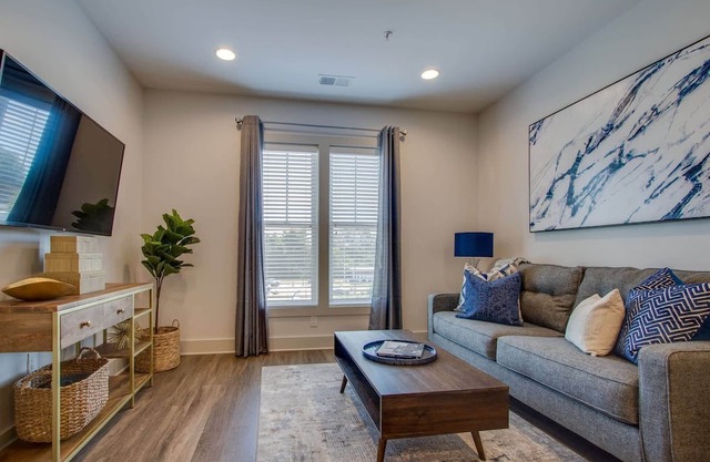 New* East Nash - King Bed, Short Drive to Dwntwn!