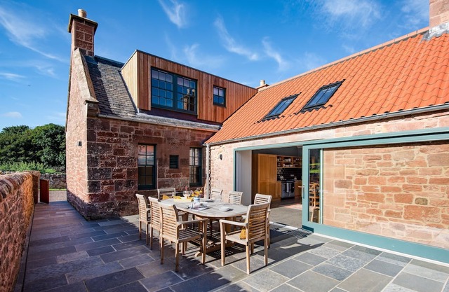 GRIEVE'S COTTAGE AT PAPPLE STEADING - A beautiful 4 bedroom rural retreat close to East Lothian’s ou