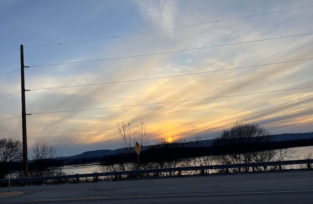 Overlooking Lake Onalaska - Two full-size beds + bath in nostalgic motel