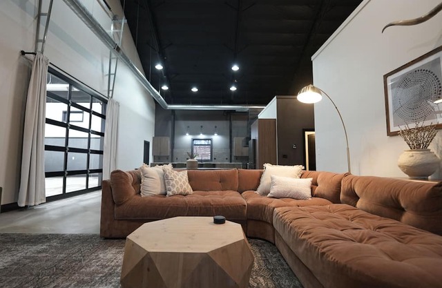 Newly Constructed with indoor pickleball/basketball. Great for larger groups