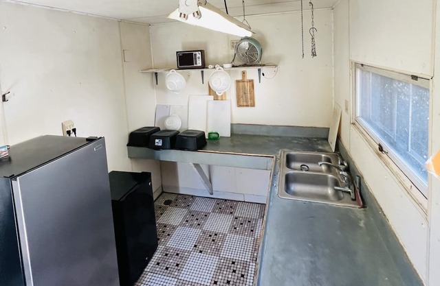 Overlooking Lake Onalaska -- 3 full beds + bath in nostalgic motel