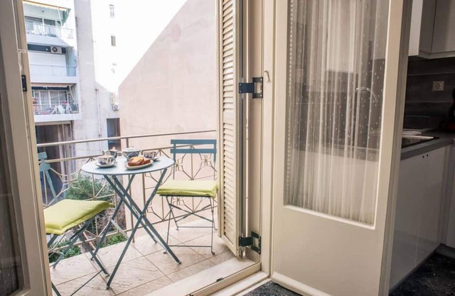 Sunny flat w/h balcony and homey feel near metro