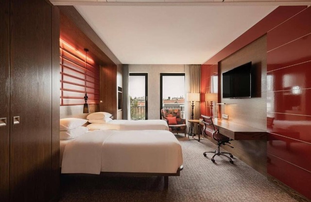 Explore The Hague With Ease - 2 Units with Bike Rental And Nearby Tram Station