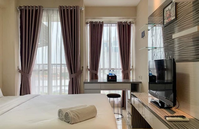 Homey And Comfort Stay Studio Room At Tifolia Apartment