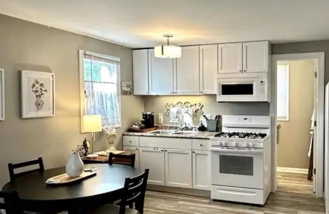 Charming cottage steps from lake, shops & more!