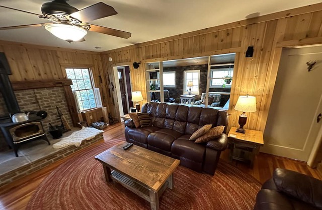 Perfect Eclipse Getaway - Beautiful Cottage Home, 10-minute walk to the lake!