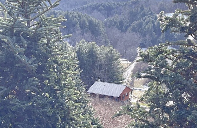 5 Min. from New River! Charming 2-Bedroom Mountain Home, Gorgeous Views, 3 Decks
