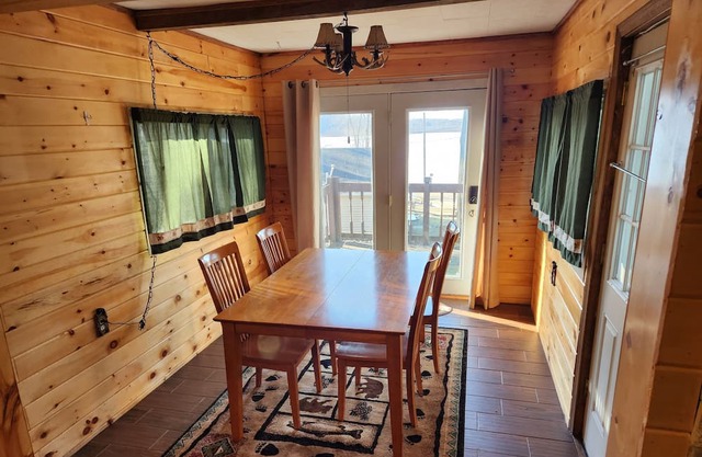 Tranquil Retreat on Bluff Lake: Your Perfect Lakeside Getaway!