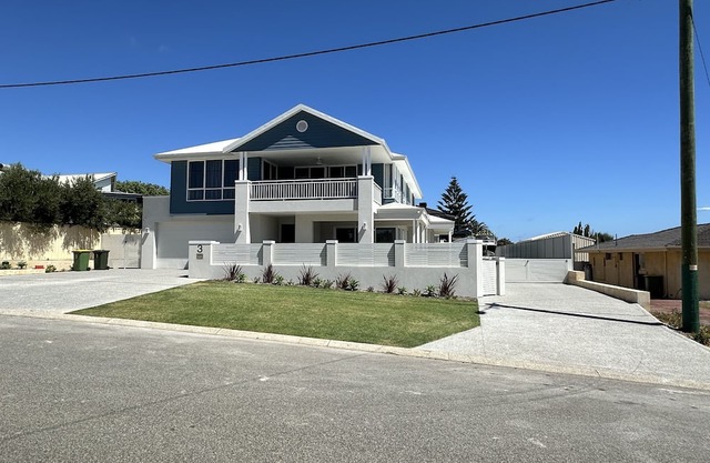 Stunning Falcon beachside house. 100m from dipping your toes. Pack your bag!