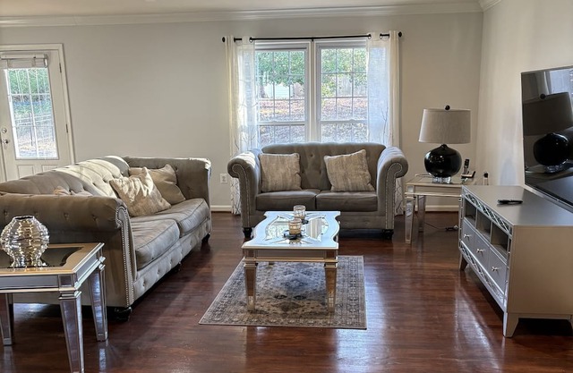 Near shopping mall and restaurants