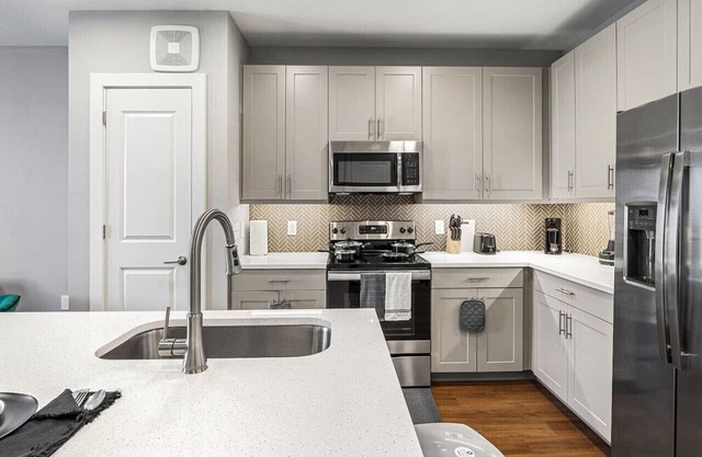 Luxe Haven 1 BR | 15 Mins to Downtown | Pool | Gym