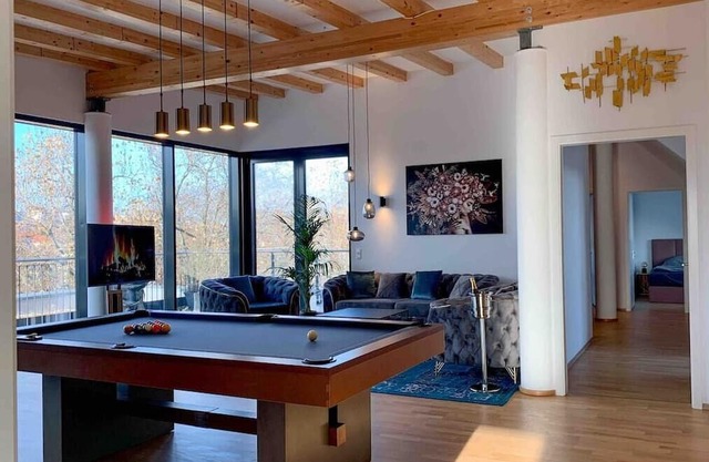 Luxury Penthouse: Jacuzzi, Pool table, BBQ & desks