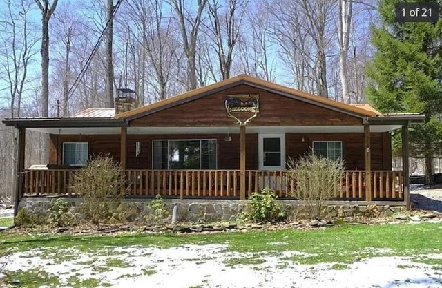 Cozy cabin is just 10 minutes from slopes and state parks!