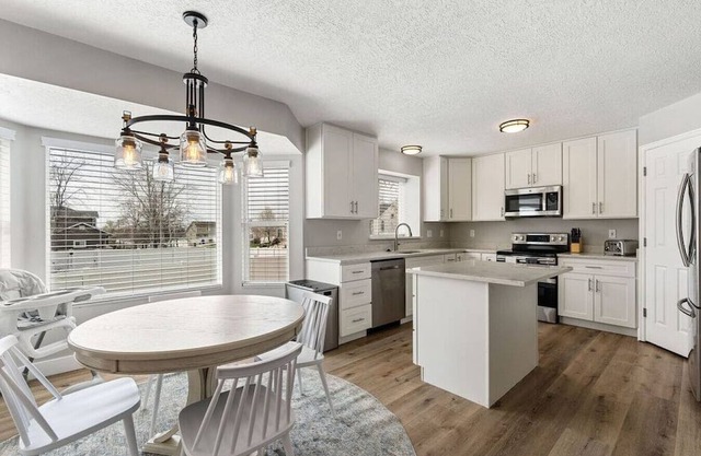 Large Serene Farmington Retreat, Close to Lagoon, SLC, Park City & 8 Ski Resorts