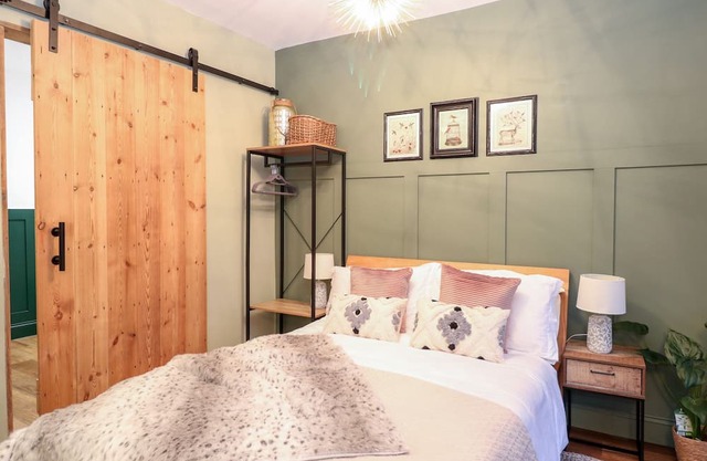 GOLDCREST HIDE, pet friendly, with a garden in Bungay