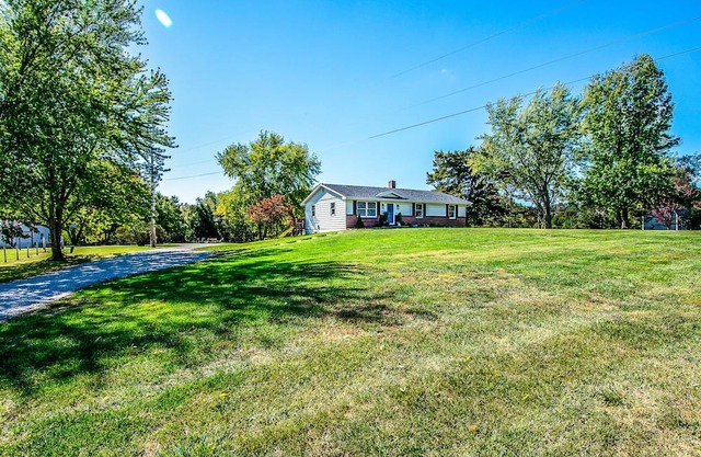 PLUSH FARMHOUSE Fresh Breakfast + Crackling Bonfire! 2-Separate Areas!