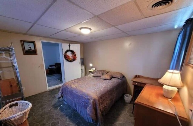 Cozy private guest suite in rural home