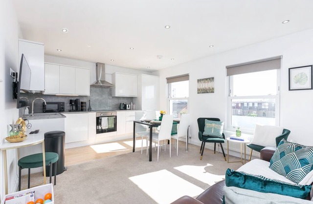 Stunning 2 bedrooms Apartment S/Wimbledon London with Parking and Strong WiFi.